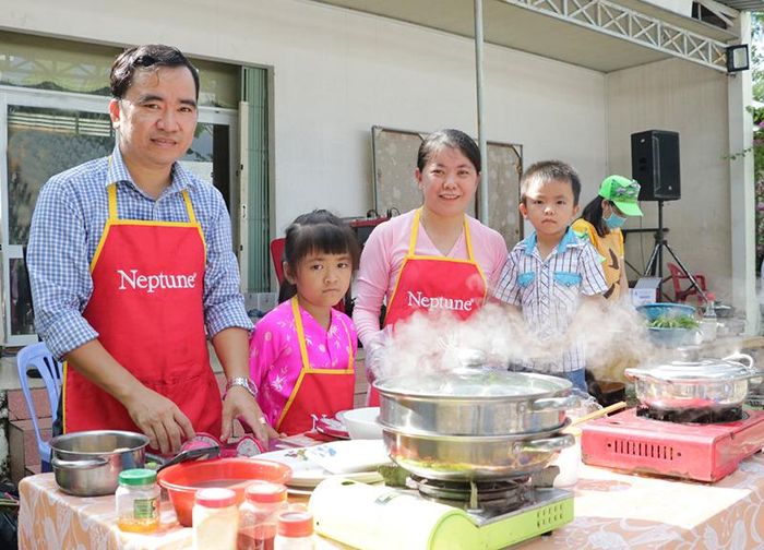 Phần thi nấu ăn “Món ngon cuối tuần” của gia đình anh Văng Đăng Khem (SN 1984) ngụ xã Long Thắng, huyện Lai Vung