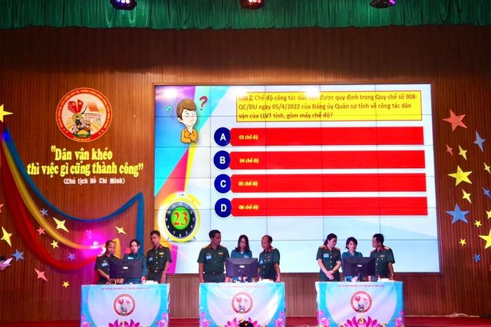 Các đội thực hiện phần thi kiến thức chung. Ảnh: Vĩnh Hoàng