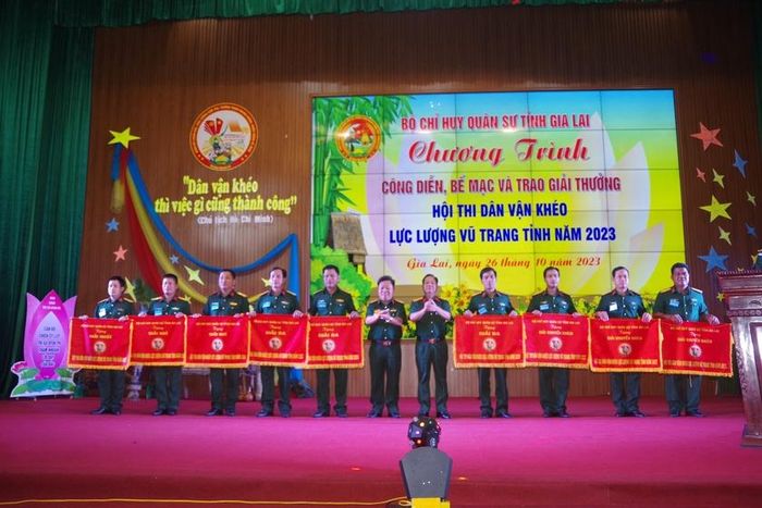 Ban tổ chức trao giải cho các đội thi đạt thành tích cao. Ảnh: Vĩnh Hoàng