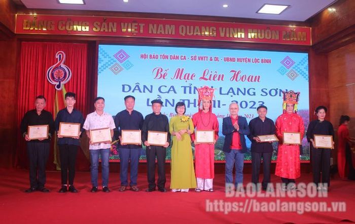 Đại diện Ban Tổ chức trao giải A cho các tiết mục xuất sắc nhất liên hoan