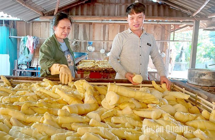 Anh Triệu Văn Thắng cùng mẹ bên dàn măng sấy.