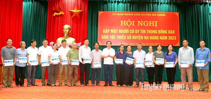 Lãnh đạo UBND huyện Na Hang tặng quà cho các cá nhân tiêu biểu trong đồng bào dân tộc thiểu số.