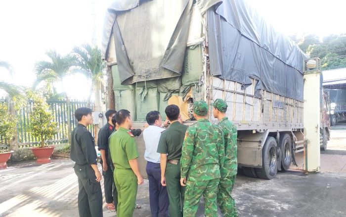Lực lượng chức năng kiểm tra 1 trong 2 xe phát hiện nhiều hàng hóa không rõ nguồn gốc xuất xứ. Ảnh Nghiêm Túc