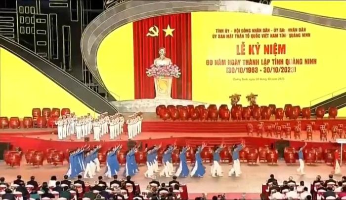 Chương trình diễn ra hoành tráng, trang trọng.