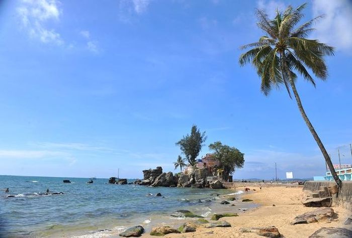 Mũi Dinh Cậu nằm ngay tại thị trấn Dương Đông là một thắng cảnh mà khách thăm Phú Quốc không ai không tìm đến thưởng ngoạn. Ghềnh đá thiên tạo như trái núi hình thù lạ mắt ba bề sóng vỗ, chung quanh là bãi đá lô xô, đỉnh núi được điểm tô bằng ngôi miếu cổ mái ngói rêu phong dưới tán xộp cổ thụ tuổi hơn thế kỷ xòe rộng như cây lọng xanh cả bốn mùa. Ảnh Minh Đức - TTXVN