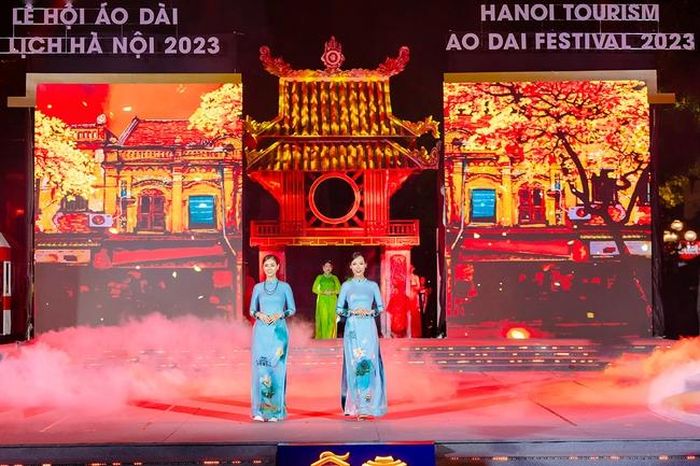 Các mẫu thiết của Vũ Thảo Giang trình diễn tại Lễ hội Áo dài &amp; Du lịch Hà Nội 2023