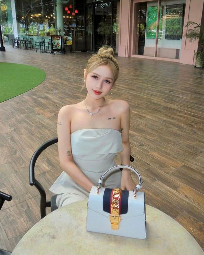 Xoài Non thường không sử dụng đồ quá mắc tiền mà chỉ ưu tiên ủng hộ đồ từ local brand.