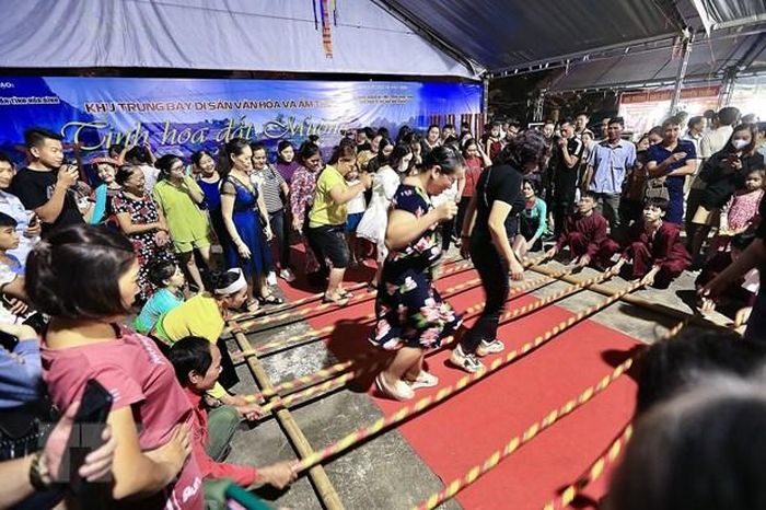 Các trò chơi dân gian tại lễ hội thu hút đông đảo du khách tham gia hưởng ứng. (Ảnh: Trọng Đạt/TTXVN)