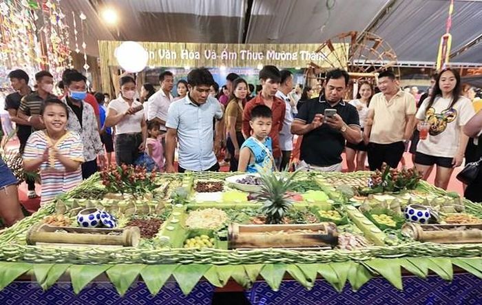Du khách thích thú khi được chiêm ngưỡng nét đặc sắc của các món ăn mang đậm văn hóa riêng của các dân tộc tỉnh Hòa Bình. (Ảnh: Trọng Đạt/TTXVN)