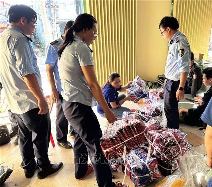 Hàng hóa không rõ nguồn gốc bị lực lượng chức năng An Giang phát hiện, tạm giữ. Ảnh: TTXVN phát
