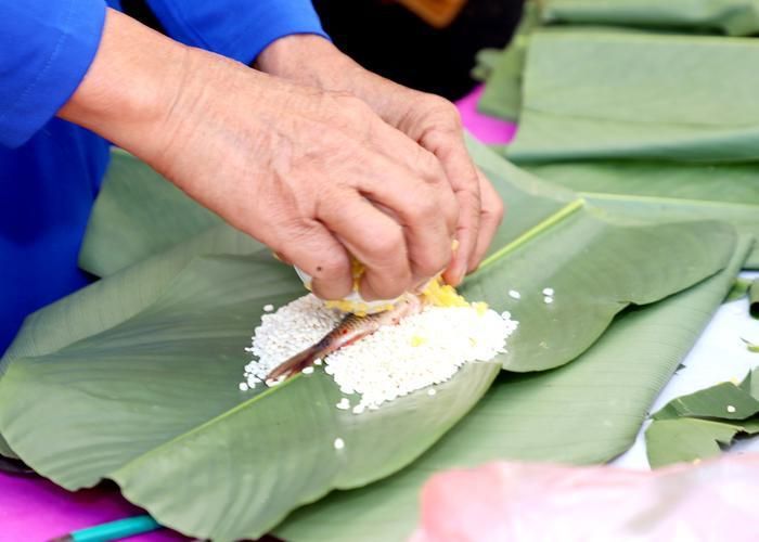 Theo nhiều người dân, họ cũng không biết rõ bánh chưng nhân cá chép có từ bao giờ, nhưng cứ vào dịp rằm tháng 7, các gia đình người Tày lại tổ chức cúng rằm và trên mâm cỗ cúng rằm không thể thiếu món bánh này.