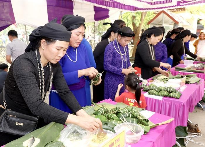 Loại bánh chưng này gói theo kiểu hình tròn, thuôn dài chứ không phải hình vuông như thường thấy.