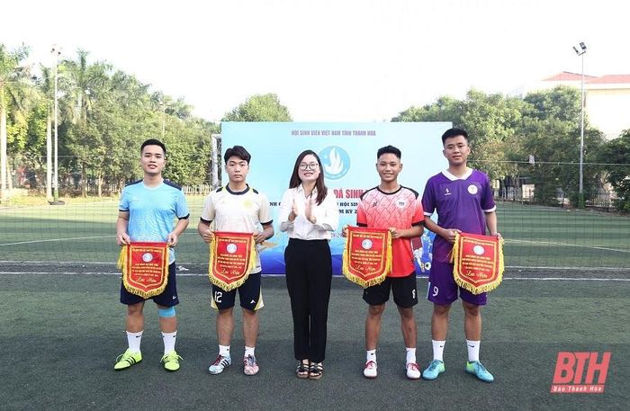 Đại diện Ban Tổ chức trao cờ lưu niệm cho các đội tham gia giải đấu.