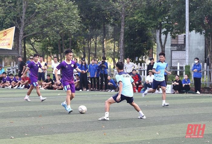 Đội bóng Trường ĐH Hồng Đức và Trường ĐH Văn hóa, Thể thao và Du lịch Thanh Hóa thi đấu tại vòng bảng.