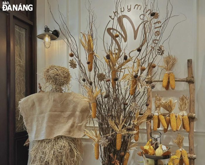 Hàng hóa phục vụ lễ hội Halloween năm nay phong phú, mang lại nhiều lựa chọn cho khách.