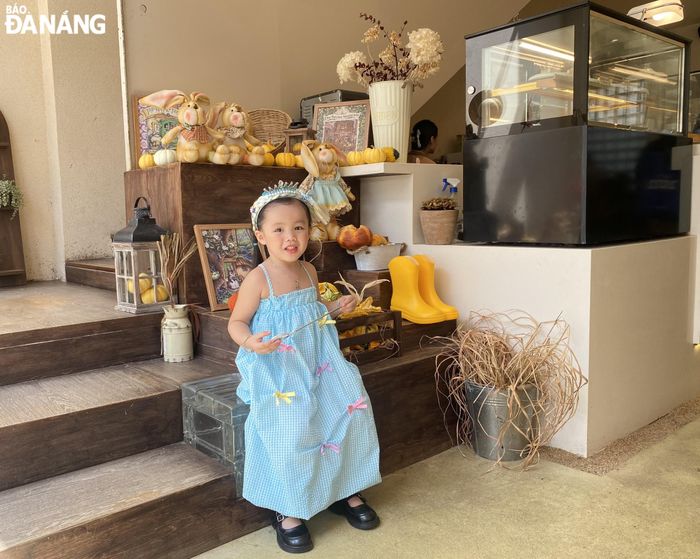 Bạn nhỏ say mê hóa trang và chụp hình tại tiểu cảnh.