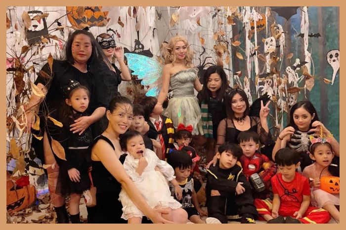  Một số gia đình có trẻ nhỏ cũng háo hức tham gia lễ hội hóa trang Halloween ngay tại nhà. 