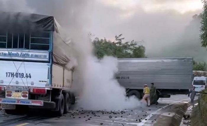 Cán bộ Đội CSGT số 2 dùng bình chữa cháy xách tay nỗ lực dập lửa.