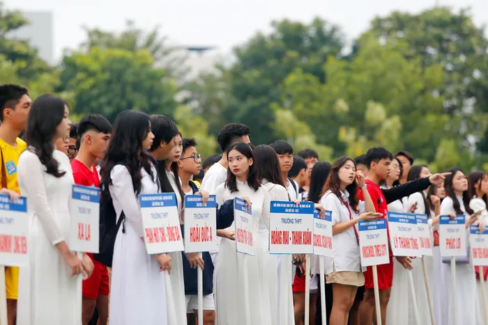 Ai cũng duyên dáng, xinh đẹp trong ngày khai mạc Giải bóng đá học sinh THPT Hà Nội