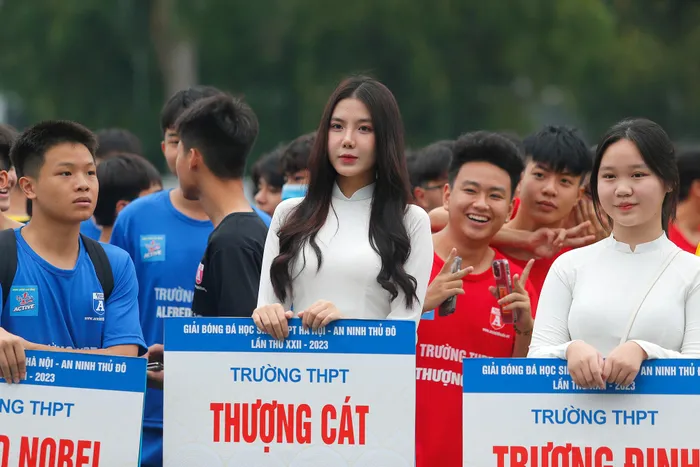 Những nữ sinh mặc áo dài vô cùng xinh đẹp cầm biển tên trường luôn là điểm nhấn đặc sắc của lễ khai mạc