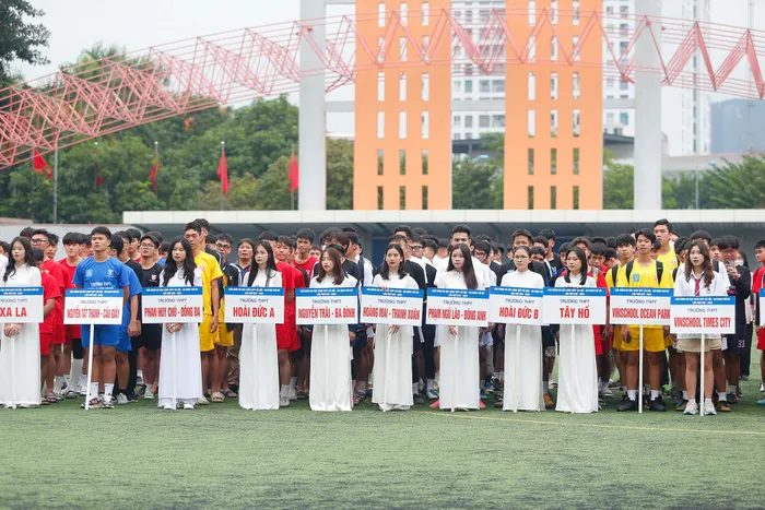Ai cũng duyên dáng, xinh đẹp trong ngày khai mạc Giải bóng đá học sinh THPT Hà Nội