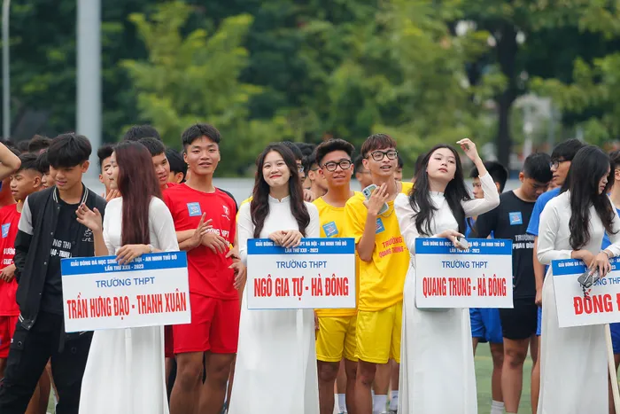 Những nữ sinh xinh đẹp, tinh khôi trong nắng thu khuấy đảo bầu không khí sôi động trong ngày khai mạc giải bóng đá học sinh