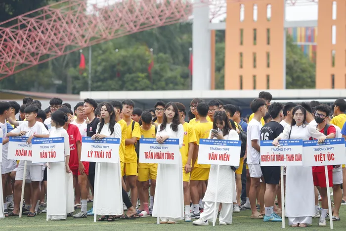 Ai cũng thướt tha trong tà áo dài trắng