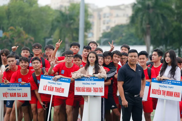 Sự có mặt của nữ sinh cầm biển trường đã hâm nóng bầu không khí tại giải bóng đá học sinh