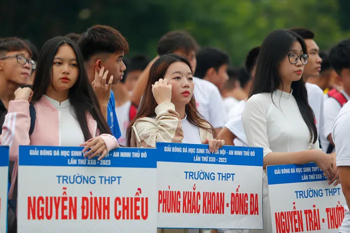Ai cũng duyên dáng, xinh đẹp trong ngày khai mạc Giải bóng đá học sinh THPT Hà Nội