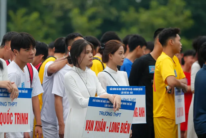 Ai cũng duyên dáng, xinh đẹp trong ngày khai mạc Giải bóng đá học sinh THPT Hà Nội