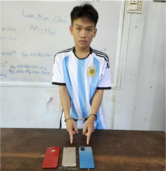 Đối tượng Nguyễn Hoàng Duy cùng tang vật. Ảnh: CACC