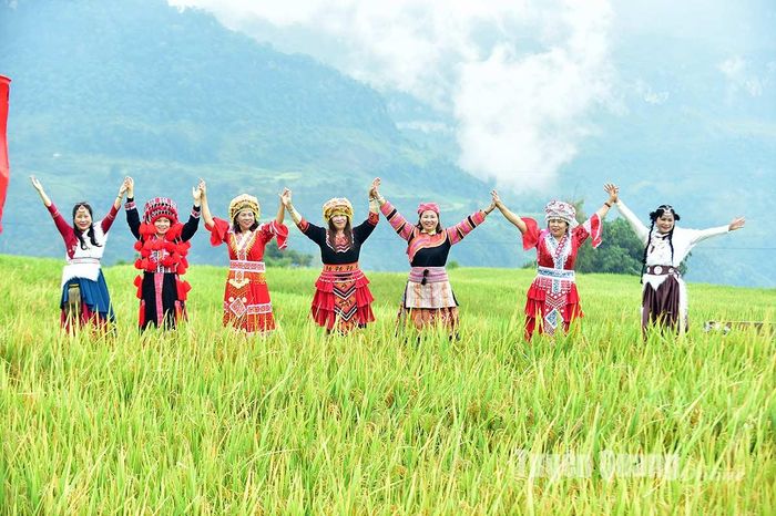 Những du khách đến đây cũng đã kịp thuê trang phục dân tộc hòa mình trải nghiệm với ruộng bậc thang.