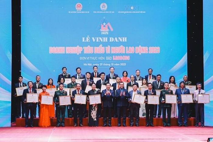 Trao Bằng khen “Doanh nghiệp tiêu biểu vì người lao động” của Tổng Liên đoàn Lao động cho các doanh nghiệp. (Ảnh: PV/Vietnam+)