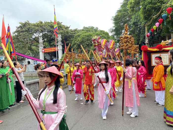 Điểm nhấn của Tuần lễ Văn hóa - Du lịch - Thương mại làng nghề Vạn Phúc là lễ rước tôn vinh Tổ nghề Đức Thành Hoàng - Ả Lã Đê Nương. (Ảnh: PV/Vietnam+)