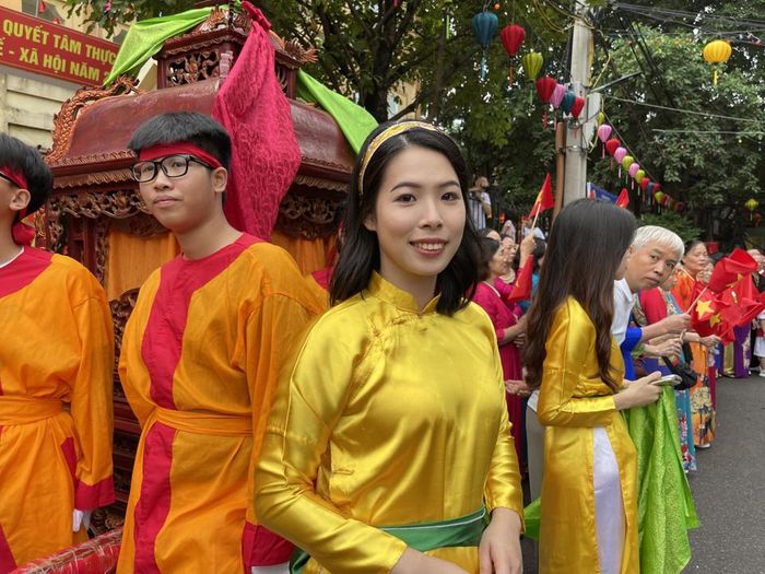 Một người dân cho biết: “Lễ rước này là lễ rước thánh 7 năm có 1 lần nên không khí khá nhộn nhịp dù thời tiết không được tốt lắm”. (Ảnh: PV/Vietnam+)