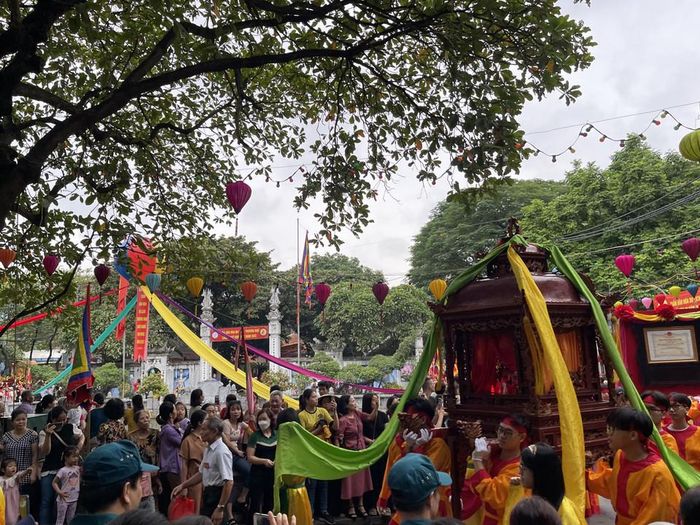Lễ rước huy động hàng nghìn người dân tham gia với 3 khối rước chính (khối truyền thống cách mạng, khối tâm linh và khối nghề). (Ảnh: PV/Vietnam+)