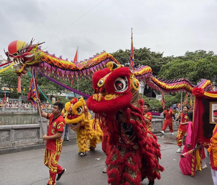 Mở đầu lễ rước là Đoàn Lân - rồng của Câu lạc bộ Nghệ thuật Lân Sư Rồng. (Ảnh: PV/Vietnam+)