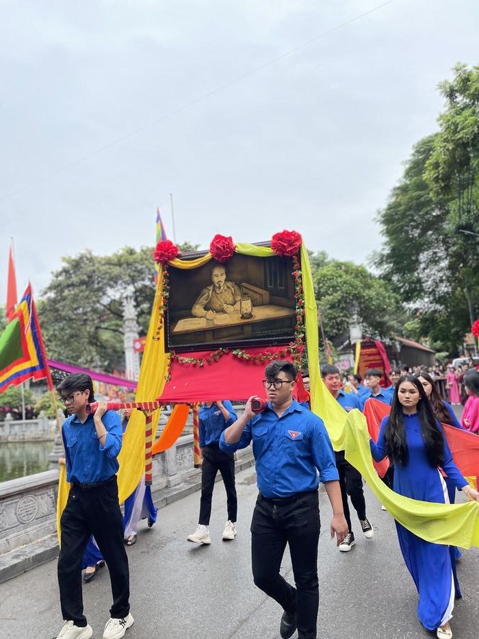 Đội rước ảnh Chủ tịch Hồ Chí Minh cùng “Lời kêu gọi toàn quốc kháng chiến” được viết tại làng lụa Vạn Phúc vào tháng 12/1946. (Ảnh: PV/Vietnam+)