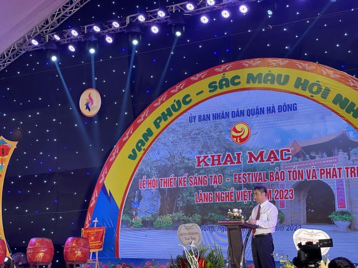 Phó Chủ tịch Ủy ban Nhân dân quận Hà Đông Phạm Văn Chiến phát biểu tại lễ khai mạc cho biết thông qua sự kiện muốn giới thiệu tới du khách về các nét văn hóa đặc sắc trong làng nghề dệt lụa truyền thống Vạn Phúc. Từ nay đến ngày 2/11/2023 sẽ còn nhiều chương trình như: trình diễn áo dài, hội chợ quê, phố ẩm thực, ghép tranh lụa... (Ảnh: PV/Vietnam+)