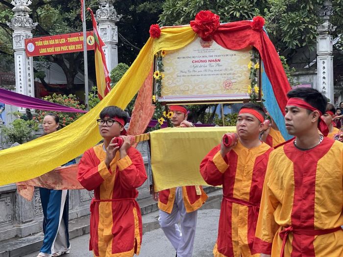 Giấy chứng nhận Nghề dệt lụa Vạn Phúc được đưa vào Danh mục Di sản Văn hóa Phi vật thể Quốc gia. (Ảnh: PV/Vietnam+)