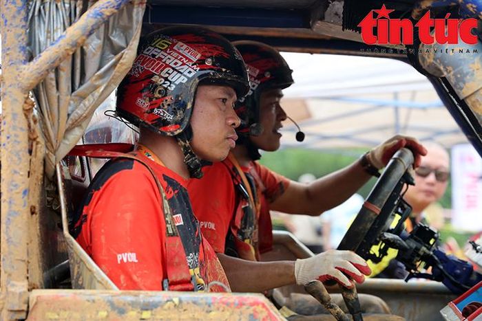 Trên xe gồm có 1 lái chính và chã (tên gọi thân thương được các tay đua chỉ phụ lái).