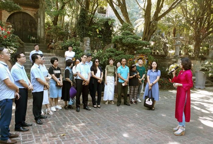 Khách du lịch tham quan Việt Phủ Thành Chương (Sóc Sơn). Ảnh: Hoài Nam