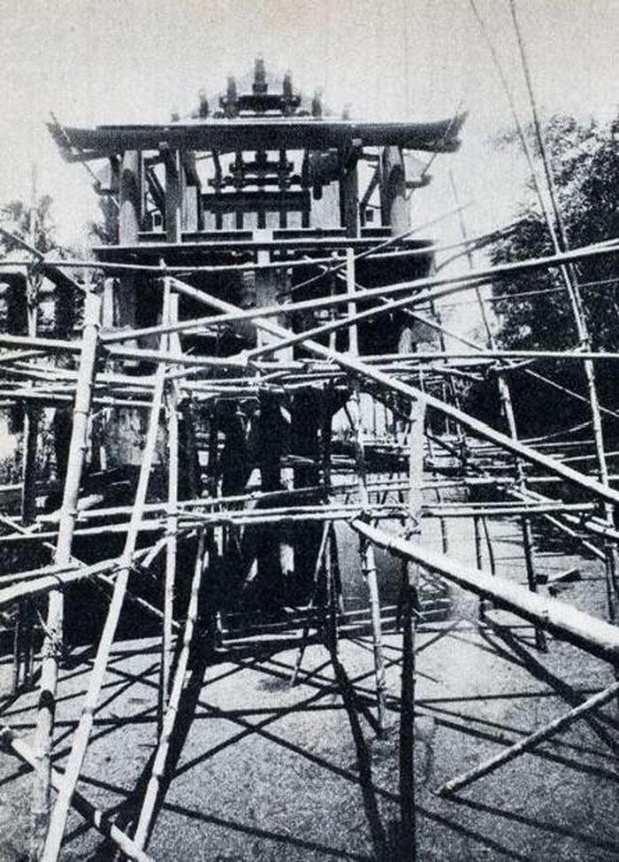 Chùa Một Cột trong quá trình xây dựng lại vào năm 1955