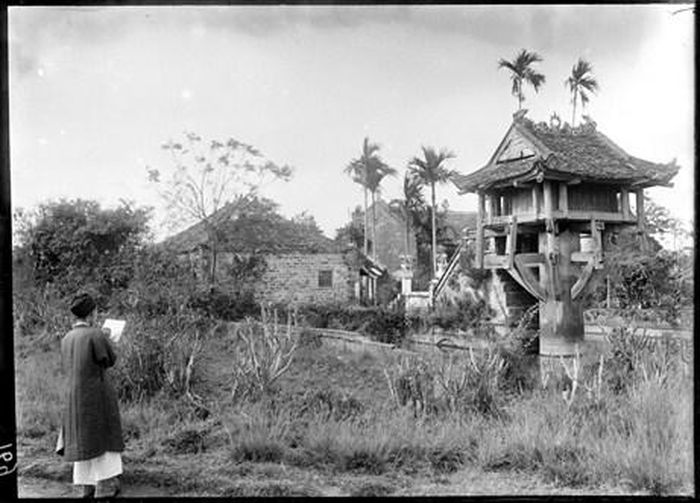 Một nghệ nhân thêu đang phác thảo chùa làm mẫu, năm 1896