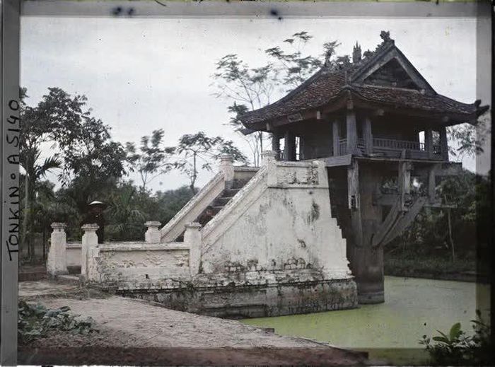 Chùa Một Cột (Diên Hựu). Ảnh màu của Bảo tàng Albert Kahn (Paris). Người chụp Léon Busy