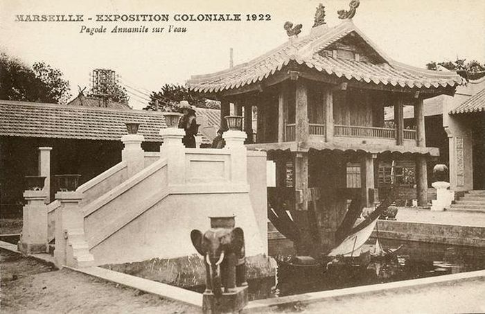 Mô hình chùa Một Cột tại Đấu xảo thuộc địa Marseille 1922. Bưu ảnh phát hành tại Pháp nhân dịp hội chợ