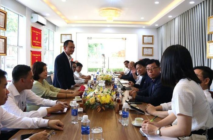Đại diện Đại học Sư phạm TDTT TP.HCM làm việc với Đoàn WoMAU