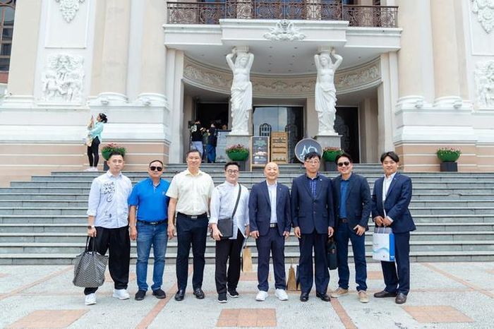 Đoàn công tác WoMAU tham quan và khảo sát Nhà hát lớn thành phố, nơi dự kiến sẽ diễn ra Liên hoan Võ thuật Quốc tế 2023