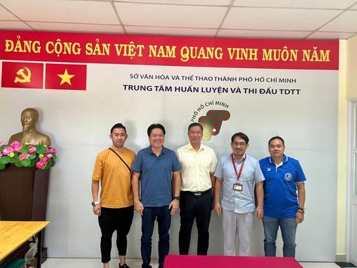 Từ trái qua, Đạo diễn - Nhà sản xuất Trần Đình Vân Trình, Chủ tịch TOP Group; TS, Nhà báo Võ Danh Hải, Phó Chủ tịch Hiệp hội Võ thuật Thế giới; ông Nguyễn Đăng Khánh, Giám đốc Trung tâm HL & TĐ TDTT TP.HCM; TS Lý Đại Nghĩa, Phó Giám đốc Trung tâm; ông Giáp Trung Thang, Phó Chủ tịch Liên đoàn Muay TP.HCM chụp ảnh lưu niệm