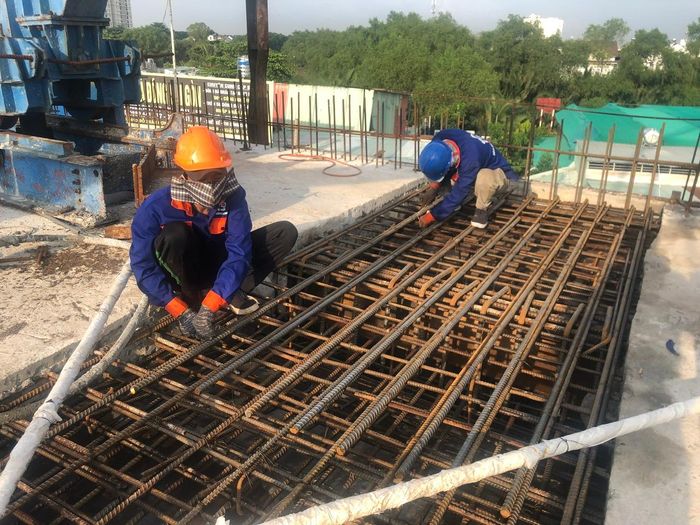Công nhân kiểm tra công đoạn cuối cùng trước khi đổ bê tông hợp long. Ảnh: QUỐC HÙNG